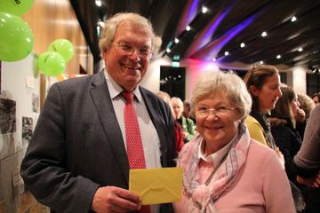 Hubert Weiger und seine Frau freuen sich über den Tombola Gewinn